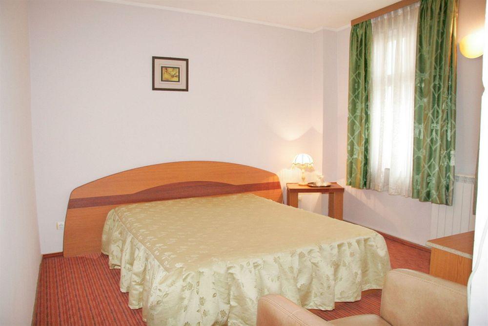 Hotel Amphitryon Бухарест Экстерьер фото
